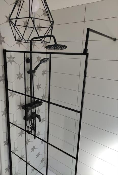 Location! 2 Bed Centre With Free Parking