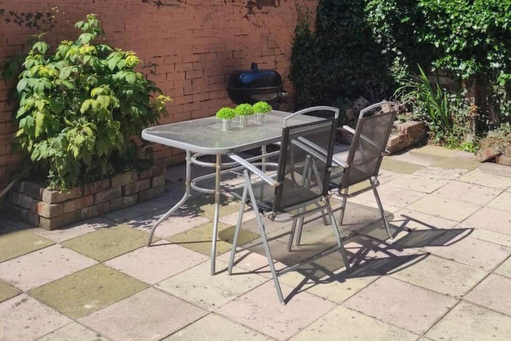 Apartment Location! 2 Bed Centre With Free Parking