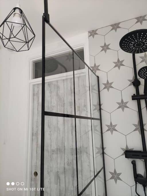 Location! 2 Bed Centre With Free Parking Apartment *