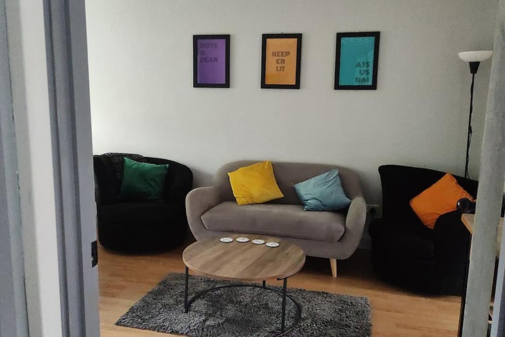 Apartment Location! 2 Bed Centre With Free Parking *
